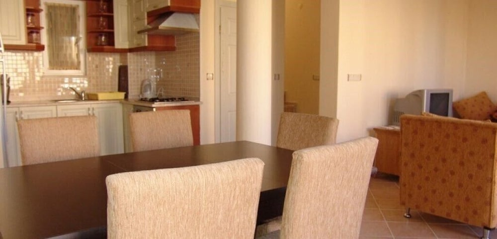Villa PN13 by JoyLettings view 5
