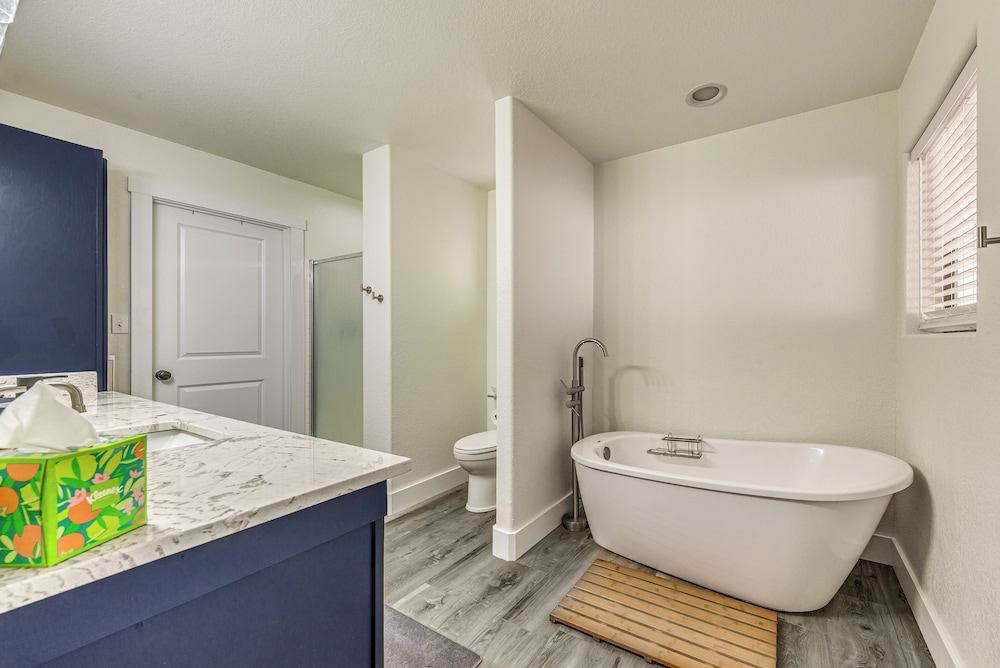 1 Mi to Grindstone Lake: Modern Ruidoso Retreat!