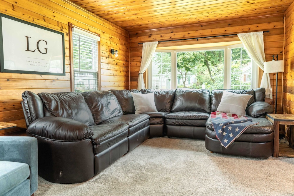 Pet Friendly Lake Geneva Getaway for 6!