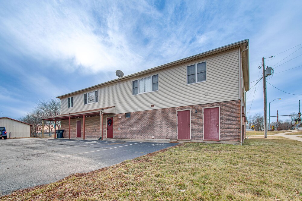 Savoy Apartment ~ 4 Mi to University of Illinois! view 2