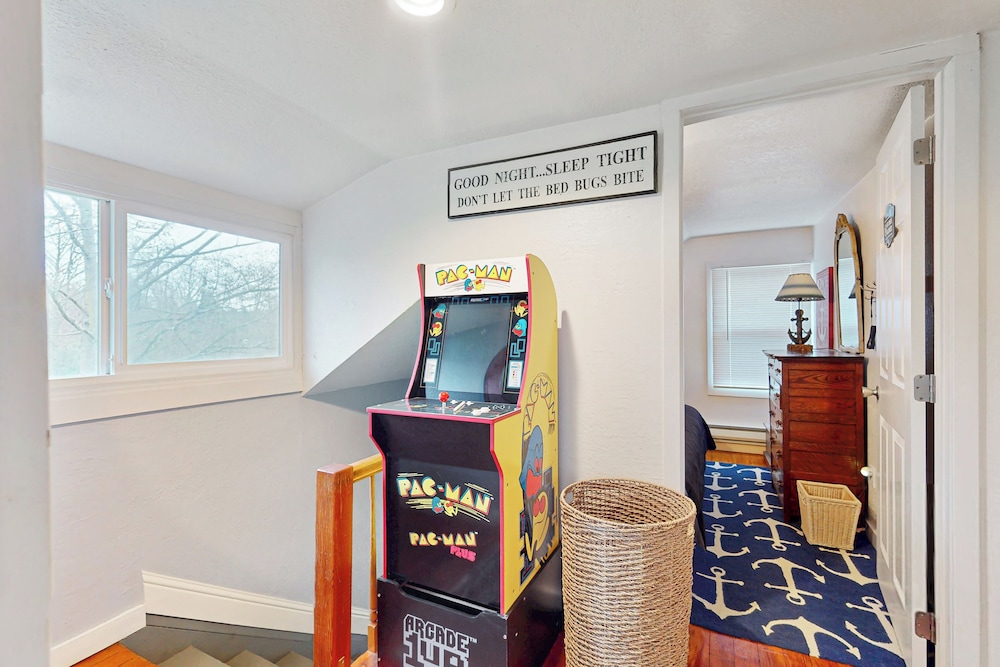 3 BR Cozy Cottage: w/ Hot Tub & Wifi