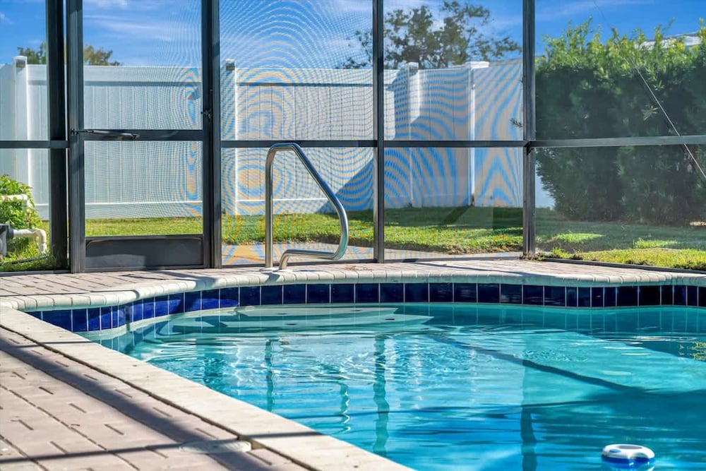 The Crown House 4b Pool Home 6 Mins to IR Beach