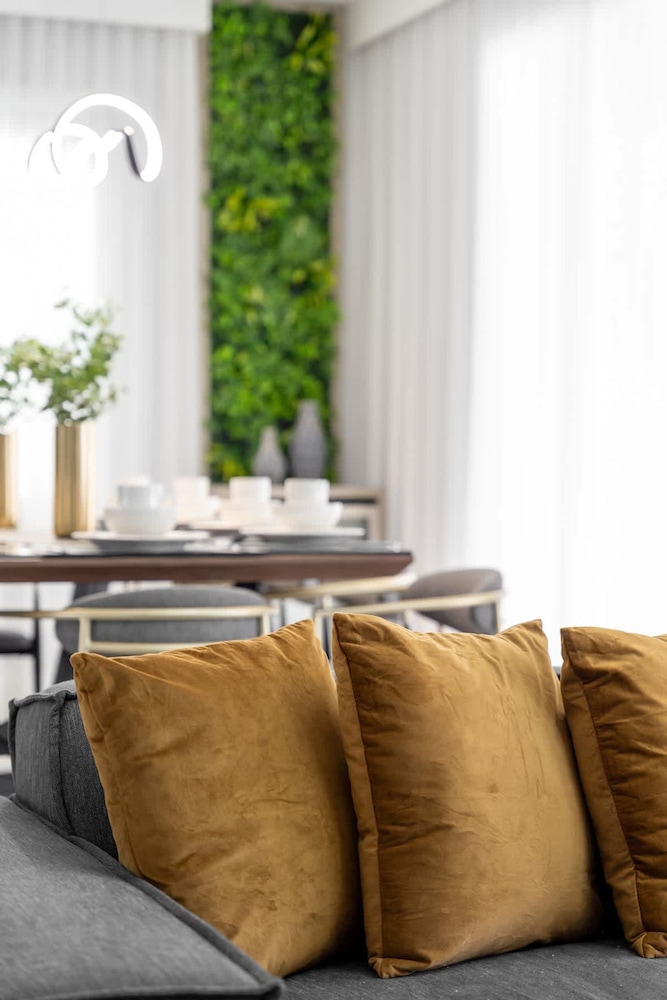 Exclusive Luxe Single Family 6 BR Sl2765