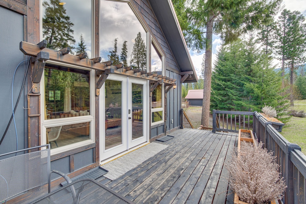 Cle Elum Cabin w/ Hot Tub, Fire Pit & Deck!