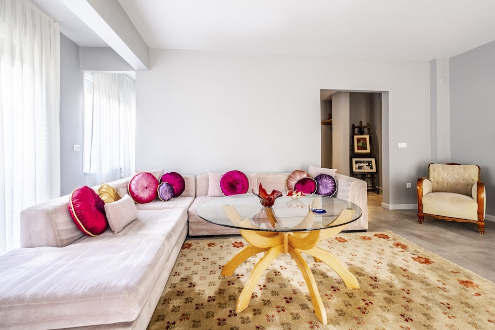 Vibrant Flat Next to Bostanci Marmaray Station