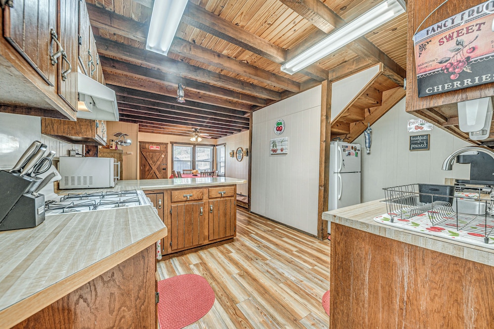 Walk to Downtown Ruidoso: Cozy Wooded Retreat