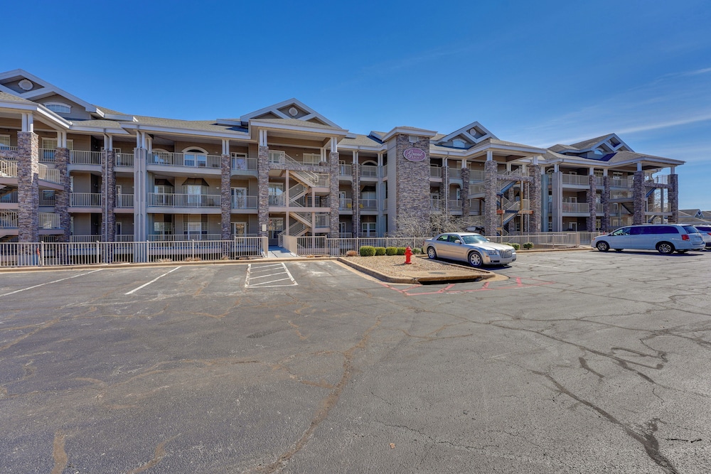 Walk to Branson Strip: Inviting Condo!