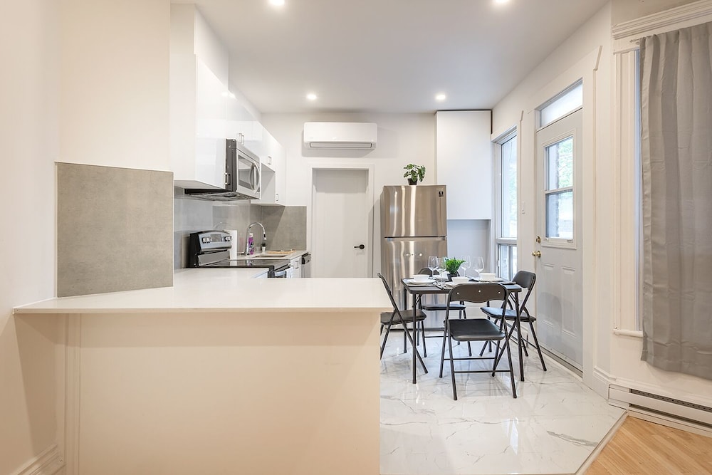 Beautiful Private Bedroom in Mile-End - Image 3