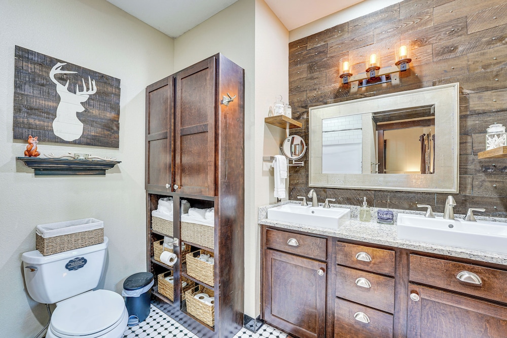 Hot Tub Soaks & Outdoor Fun: Fayetteville Cabin