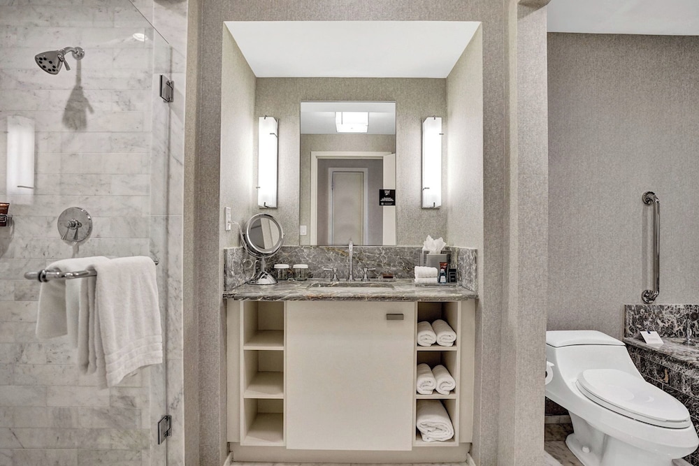 Elegant Beachfront Condo: Your Perfect Getaway!