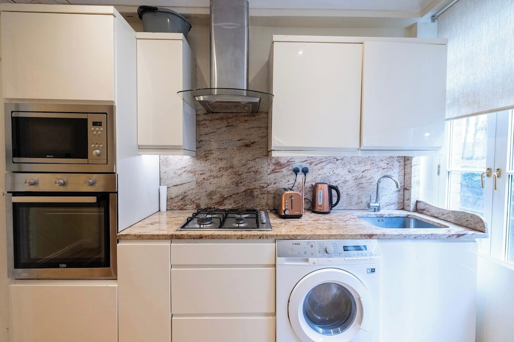 Chic London Apartment in Brown Hart Gardens