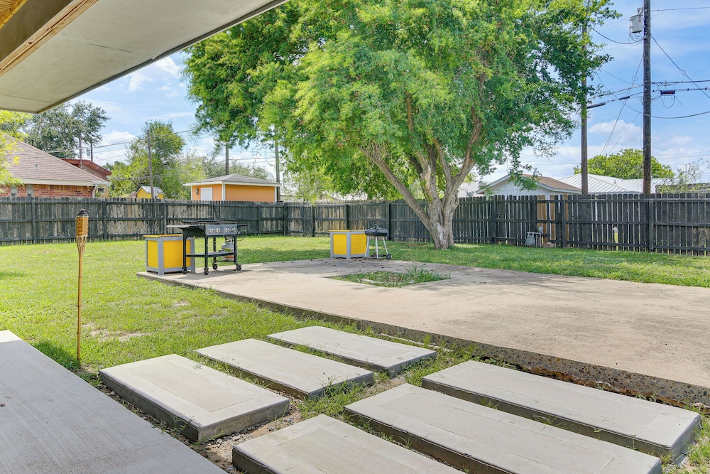 Fenced Yard: Home < 1 Mi to Mayor Pablo Peña Park
