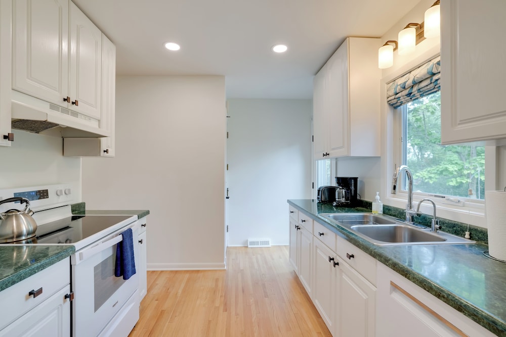 Home 8 Mi to Dtwn Minneapolis! Pet-friendly Yard