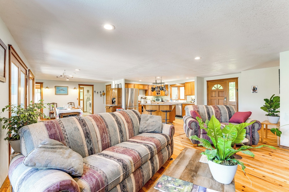 Oregon Farmhouse Hideaway on 53 Acres