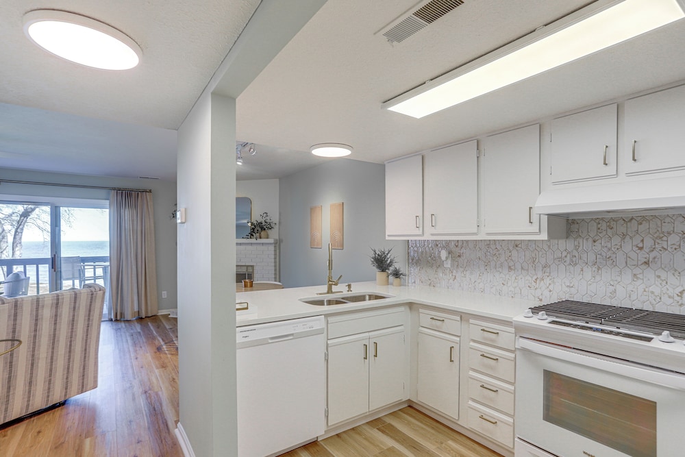 Huron Condo on Lake Erie w/ Balcony & Seating! view 5