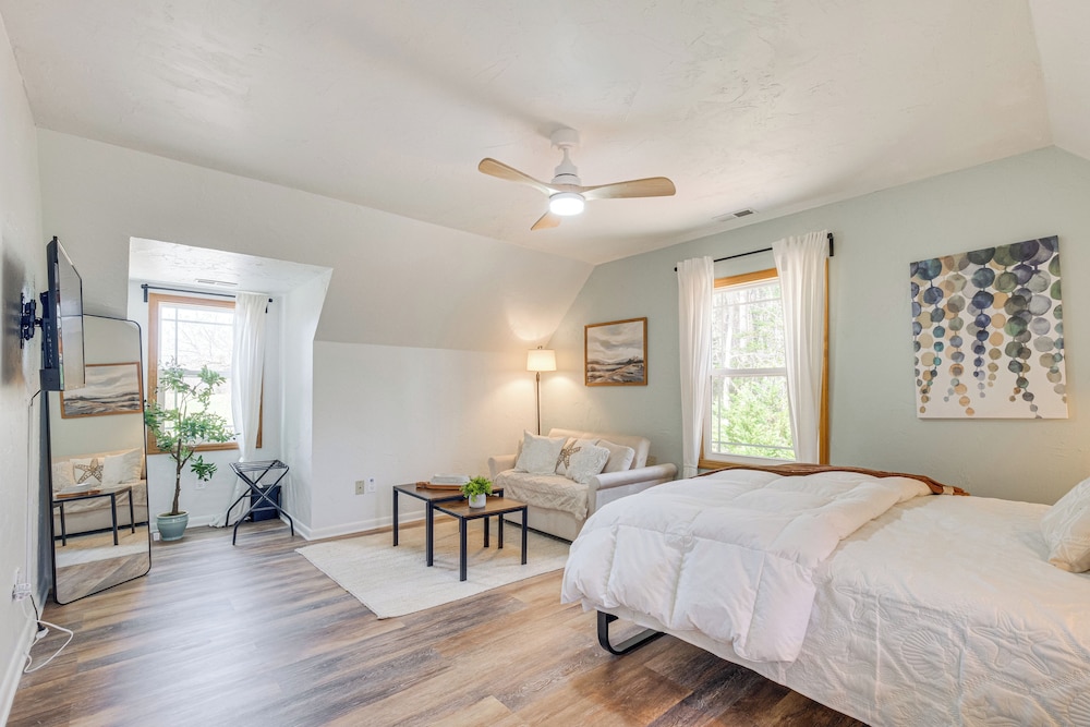 Dock, Sunrooms & Fire Pits: Deltaville Home!