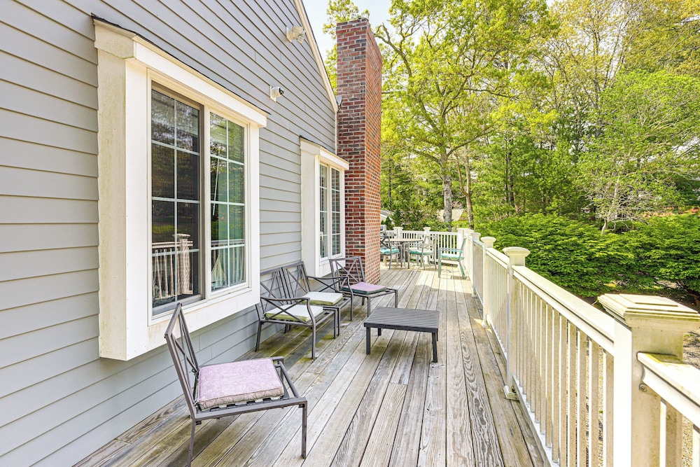 3 Mi to Mashpee Commons: Family Home w/ Fireplace