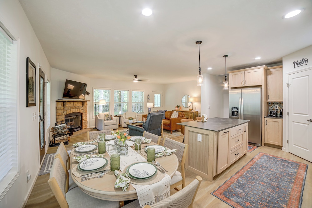 Lake Access, Pools & More: Family Home in Stanwood