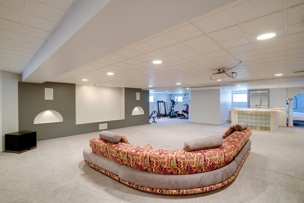 Luxury Mansion Rental w/ Rec Room in Niskayuna!
