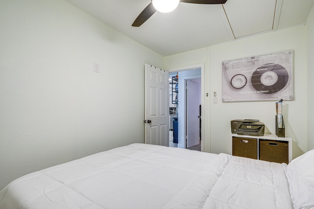 Explore & Relax: Chic & Cozy Retreat in Lakeland!