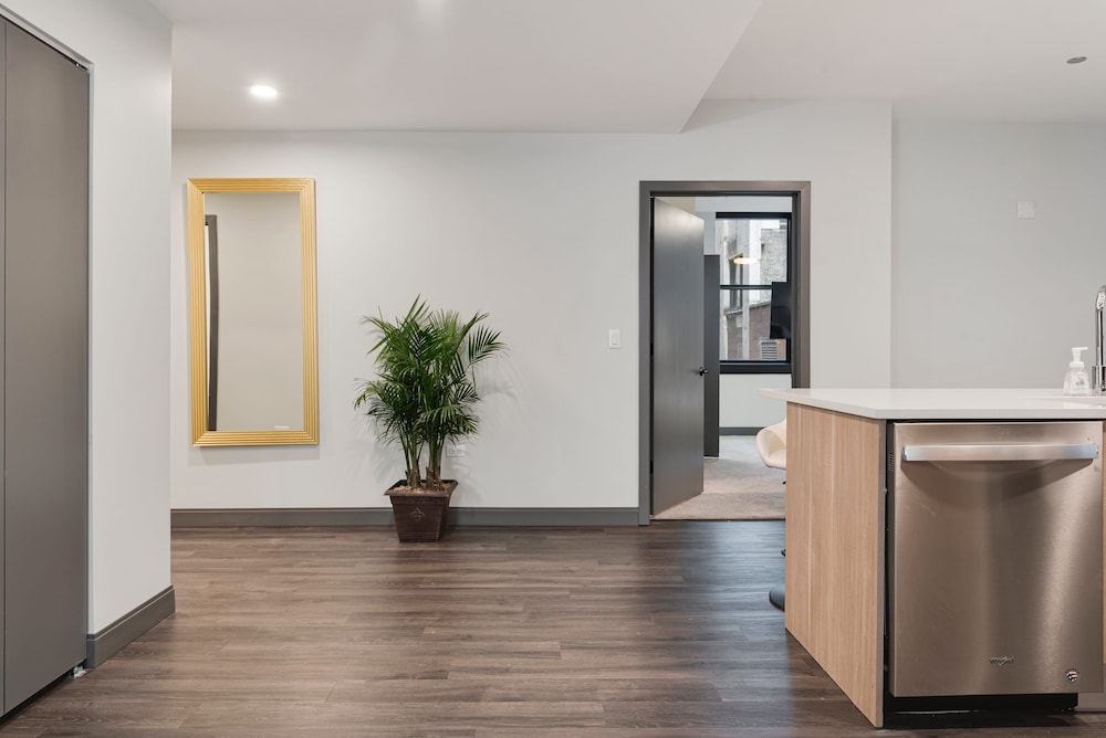 The Loop 2BR Historic Modern Luxury Amenities