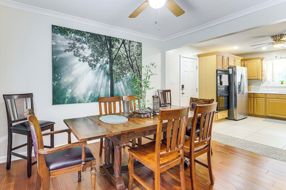 2 Mi to Airport: College Park Home w/ Grill!