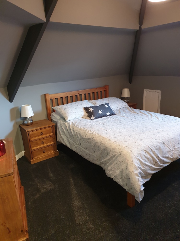 Lovely 4 bed House Sleeping 8 Near Ashbourne view 3
