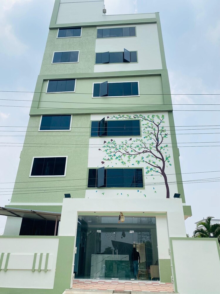 Hotel Vistaara Grand