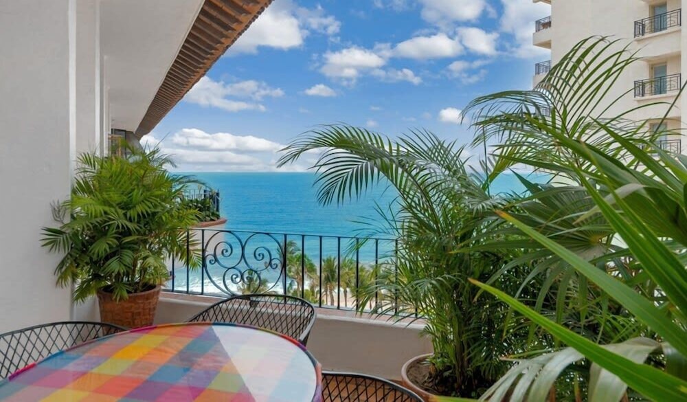Ocean View 2Br Condo-balcony-beach-pool - 902