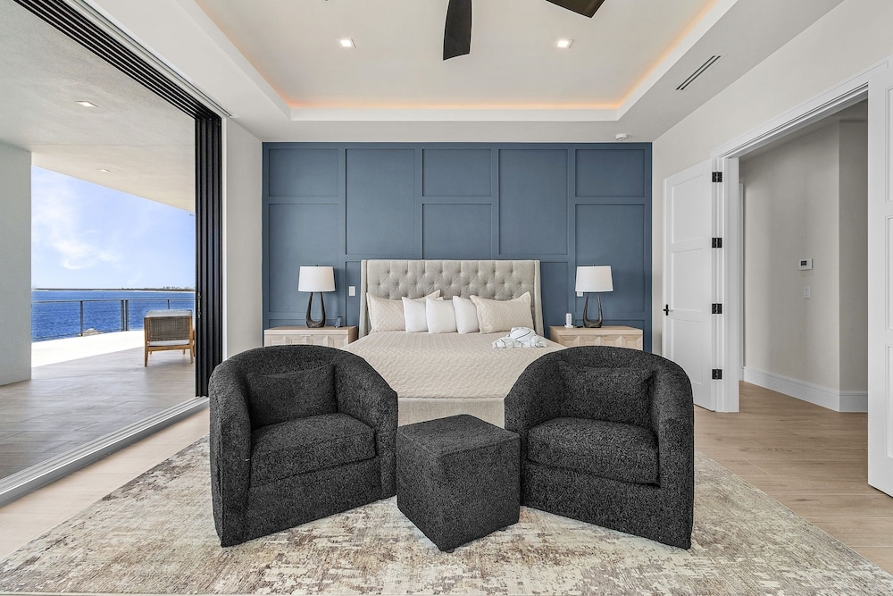 793 Shoreline Estate: 6bd/6br, Luxurious Pool Home On The Water! 6 Bedroom Home