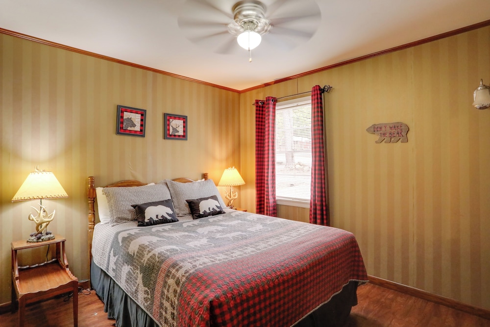 Boat, Swim & Hike: Cottage Near Greers Ferry Lake!