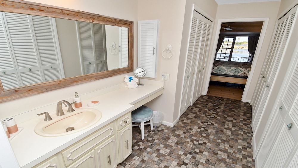 Amazing - 4 Bed Billiard Table Luxury Canal Pool