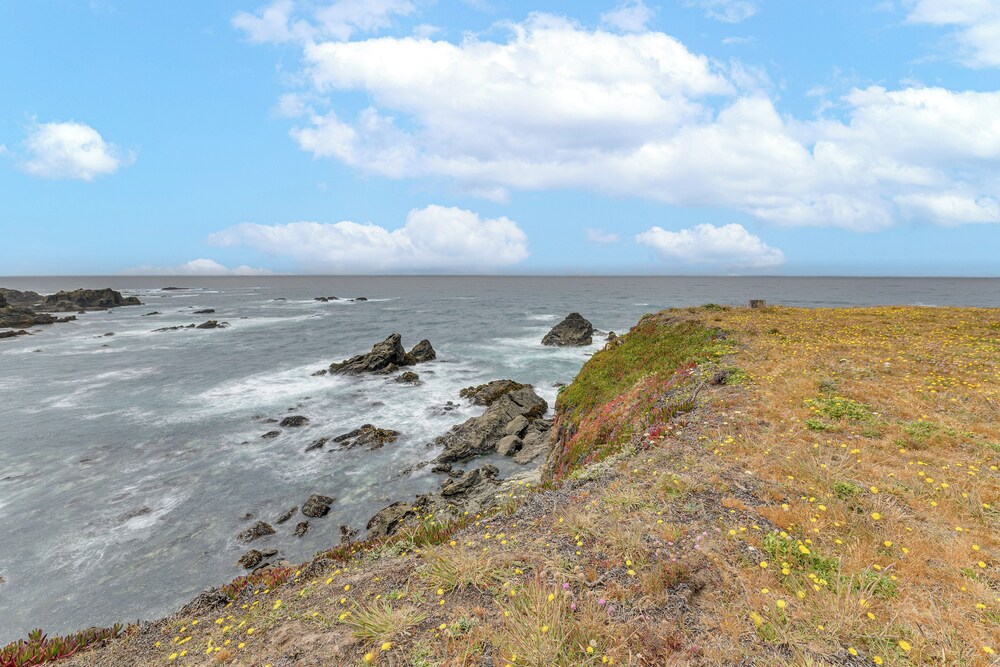Walk to Beach: Luxury Oceanfront Escape in Caspar