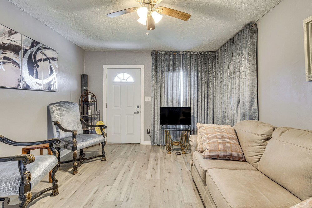 3 Mi to Dtwn Okc: Inviting Home w/ Yard!