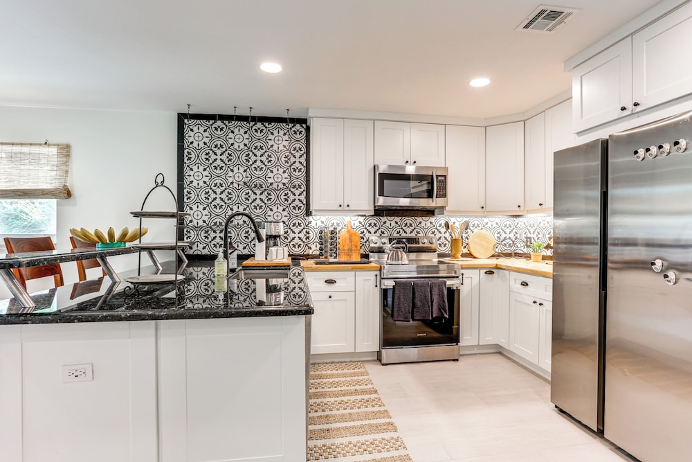 Vibrant North Palm Beach Home ~ 2 Mi to Beach!