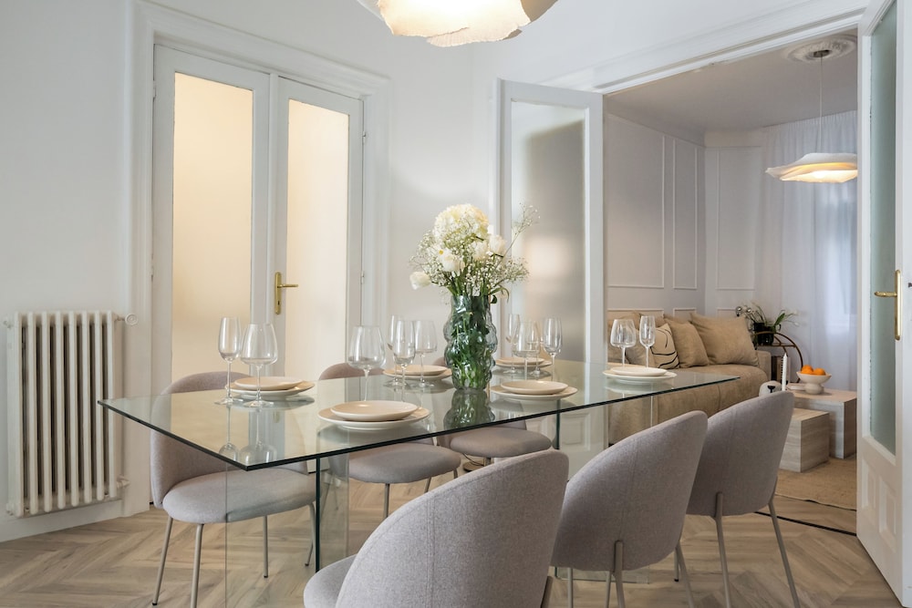 Refined & Spacious 3-Bedroom Flat Near Cismigiu, Balcony with Boulevard Views