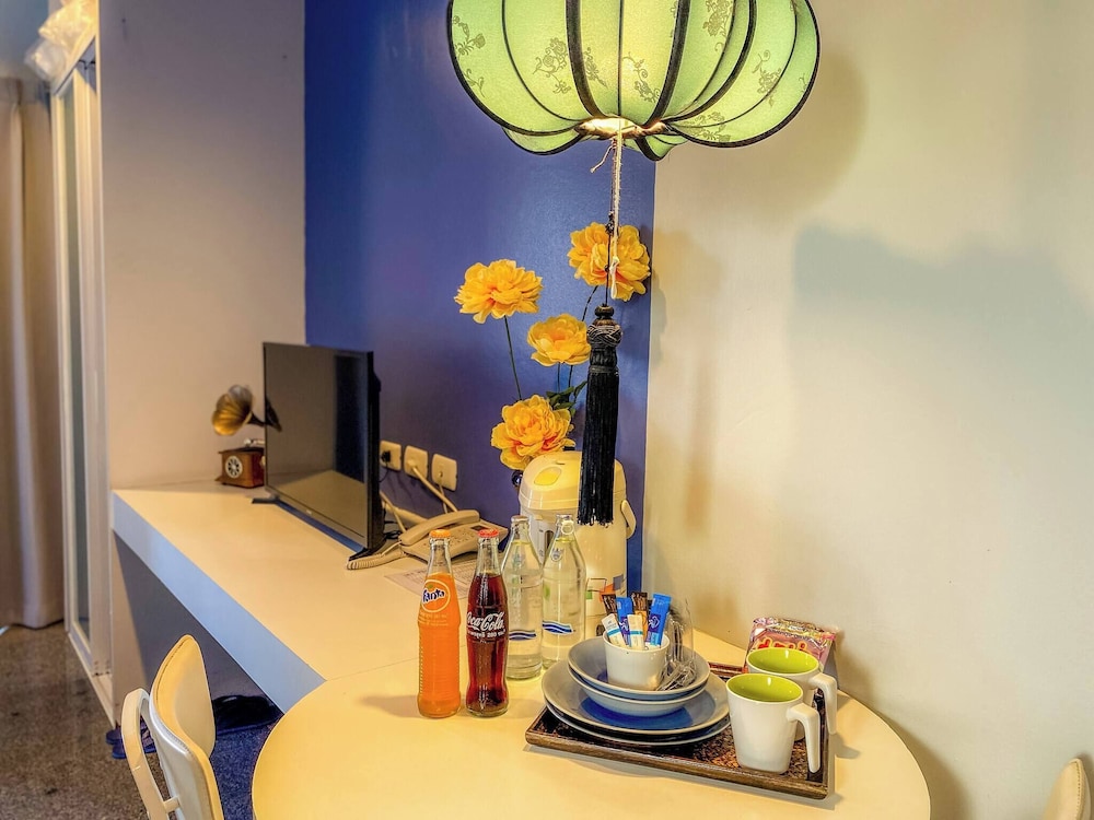 Room-hotel With Balcony in Phukettown