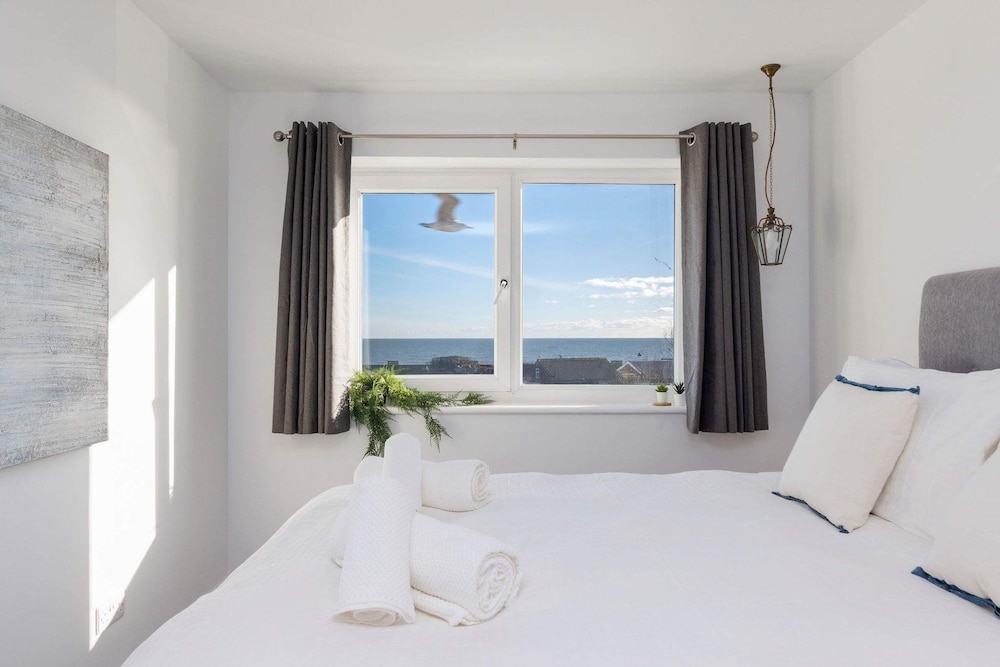 Beautifully Refurbished 4-bed Beachside Retreat