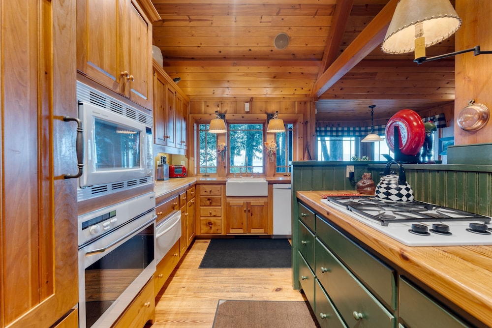 Homewood Lakefront by Avantstay Private Beach Lake Access Views