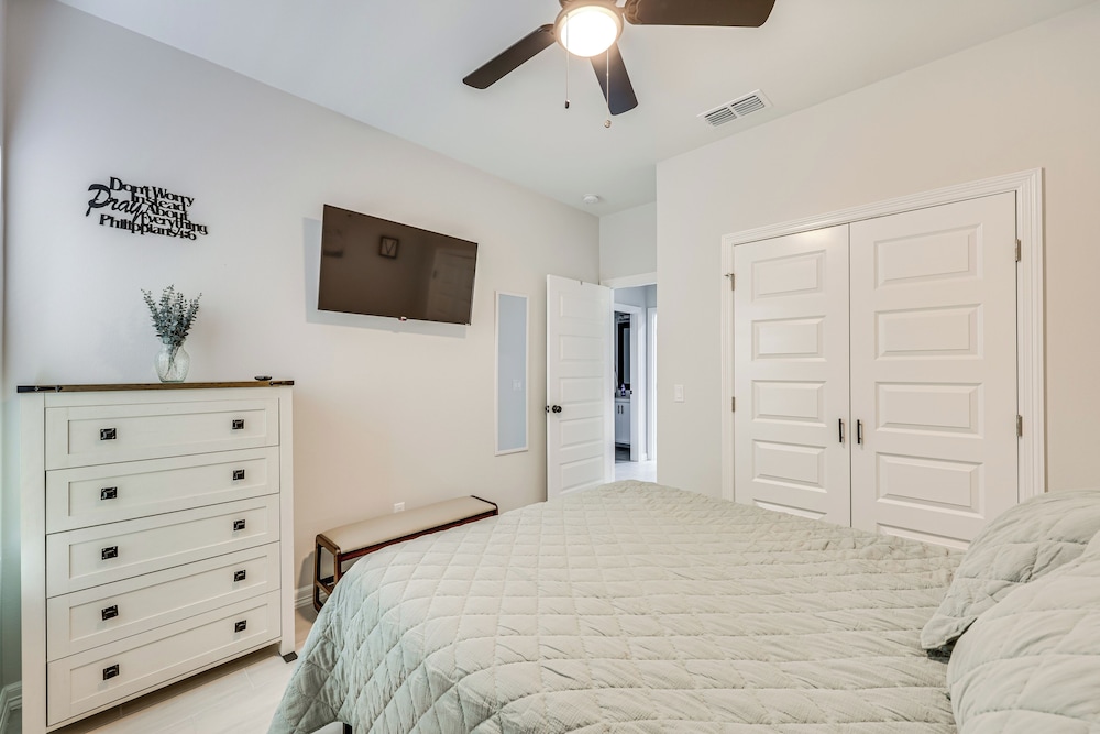 4 Mi to Dtwn: Modern Apartment in Edinburg!