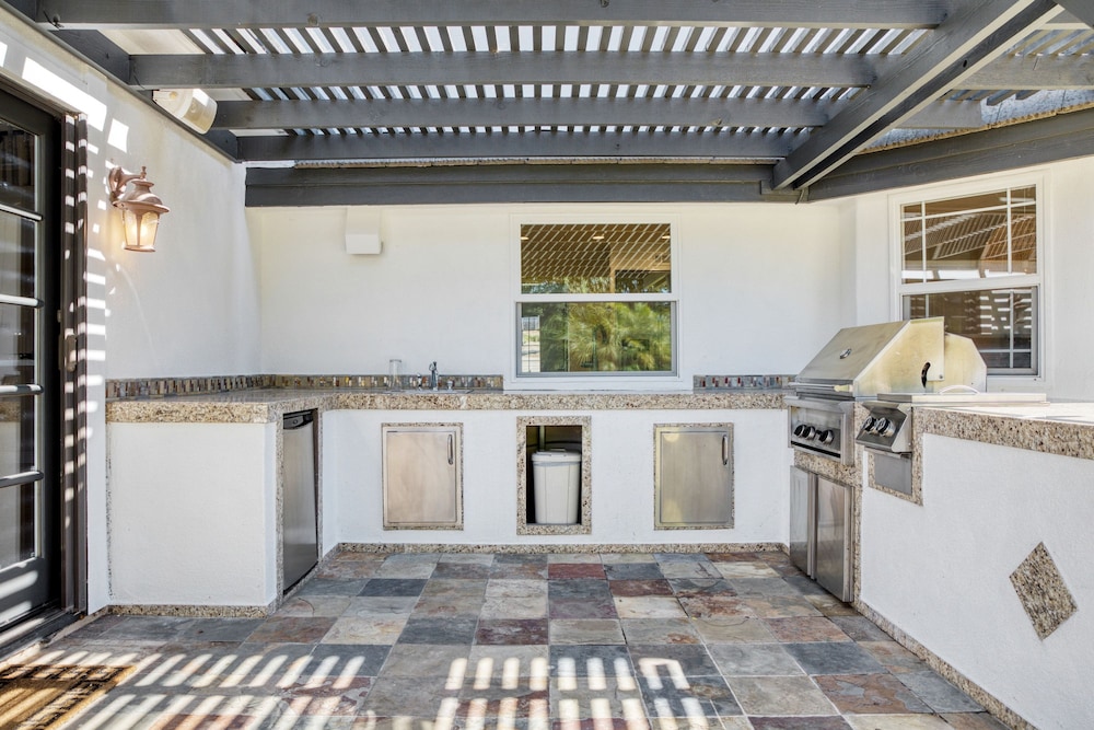Burgundy by Avantstay Basketball Court Pool Hot Tub Outdoor Kitchen City Escape