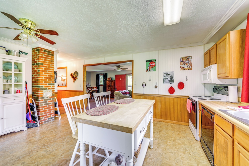 5 Mi to Lake Junaluska: Mtn Haven w/ Deck!
