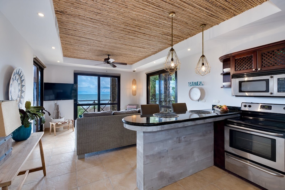 Oceanfront Penthouse / Upscale Roof Terrace view 4