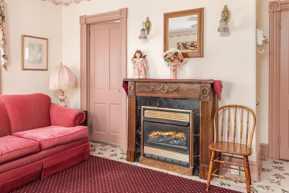 Antoinette's Apartments & Suites