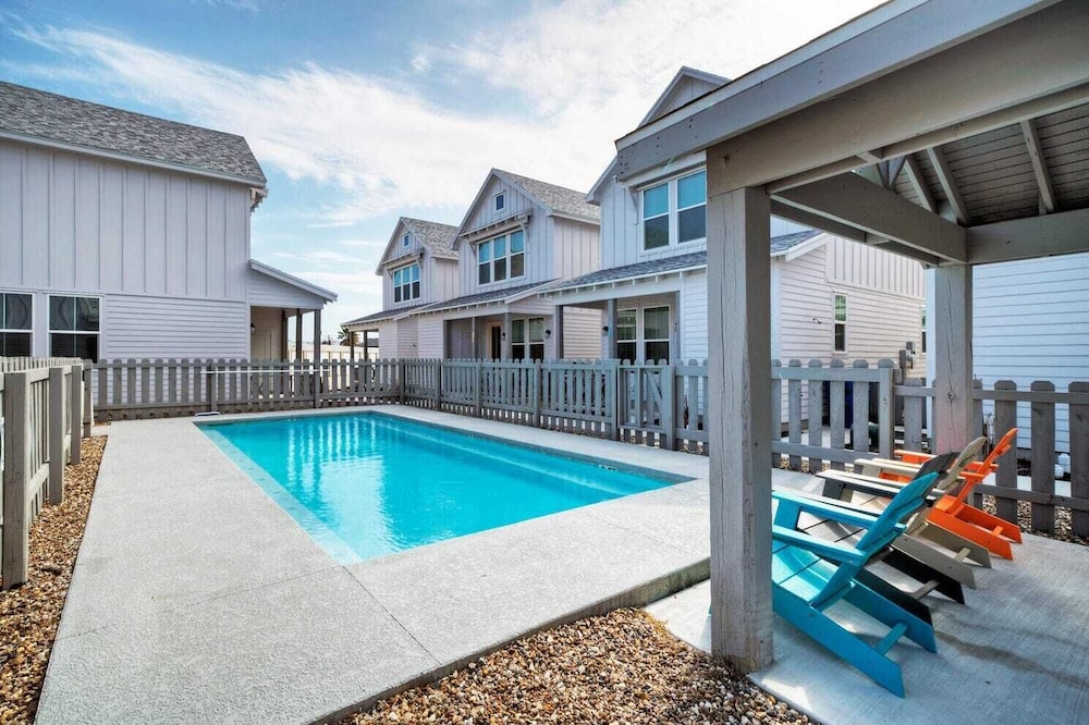 2 Homes in Old Town by Avantstay Sleeps 19, Pool, Newly Built Walk to Eats, Music, & More