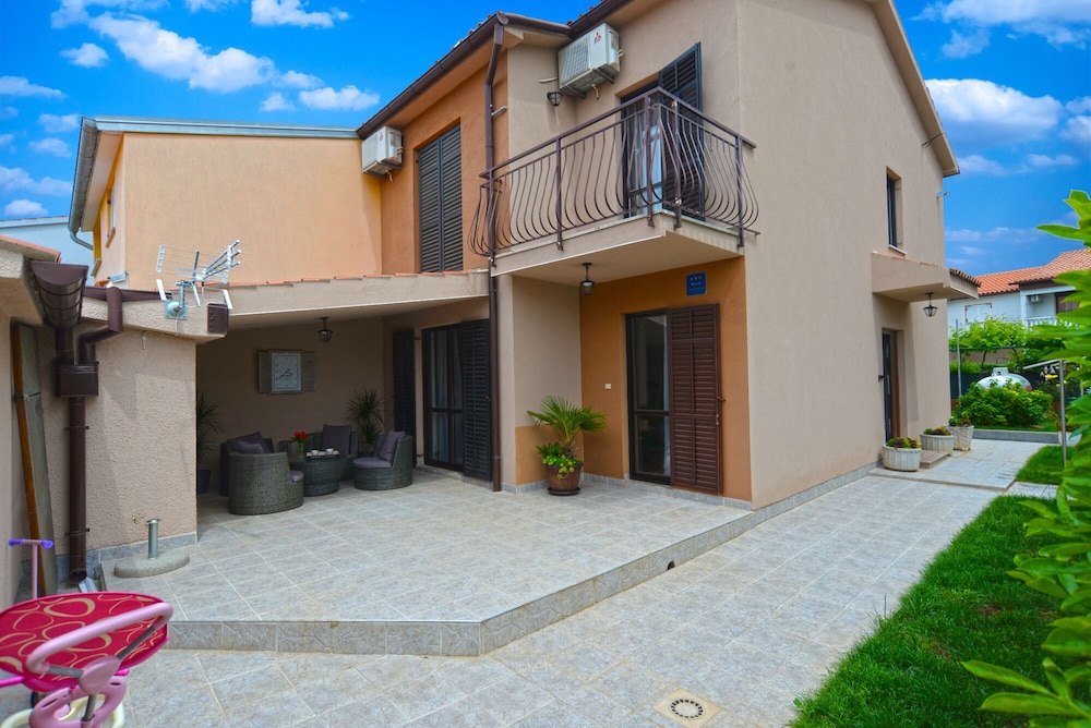 Apartment 843