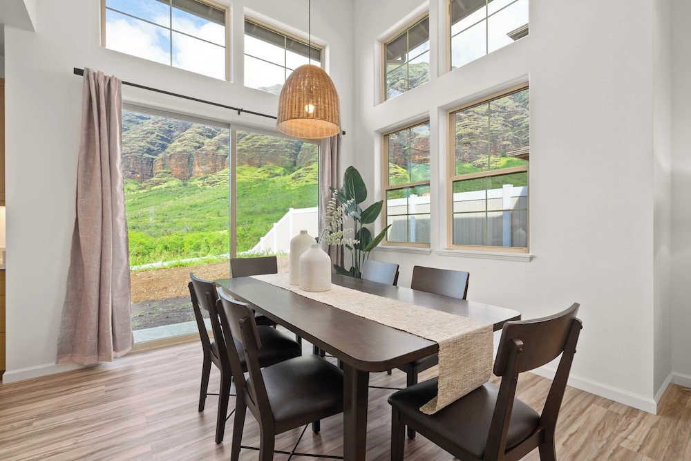 Sleeps 16, 2 Homes Ocean Views, Shared Pool + Gym, Near the Beach Avantstay