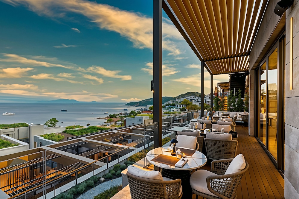 3-Bedroom Beachfront Villa with Hotel Amenities