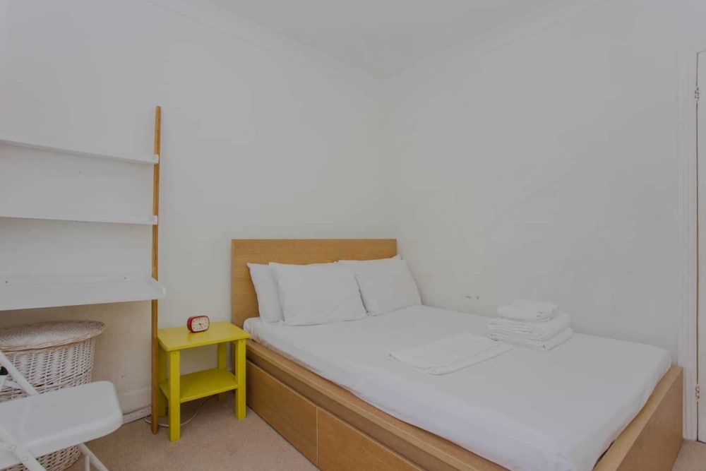 Bright and Airy 3 Bedroom Maisonette in South London