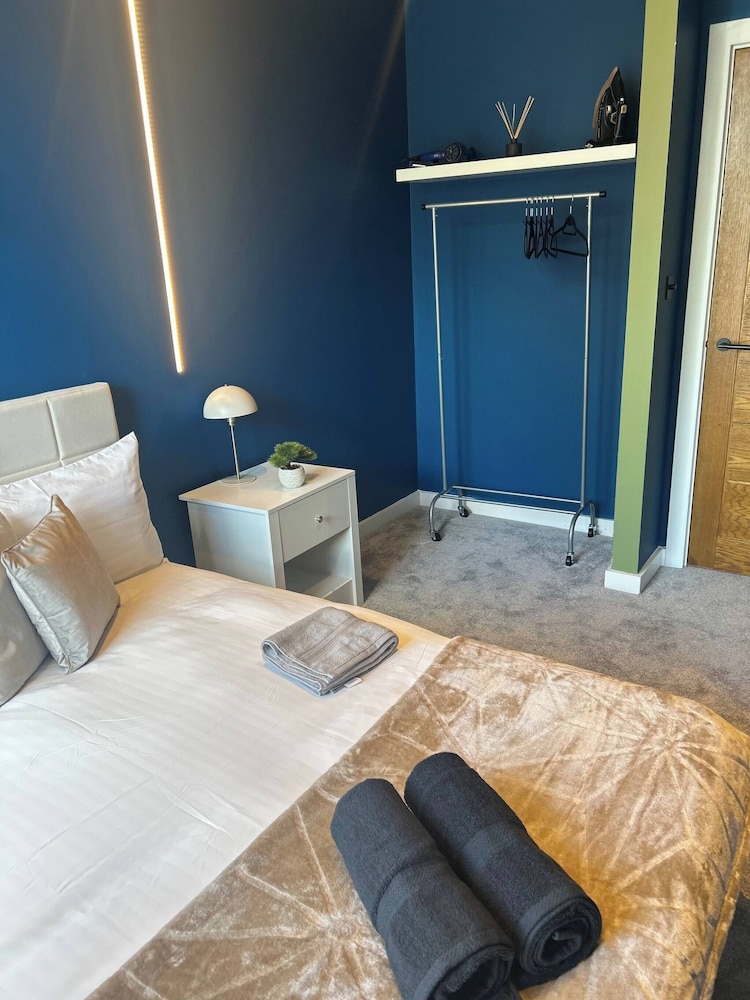 Modern City Blue Apartment Next To The AO Arena Free Parking
